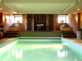 Grand Holiday Home in Alphen with Sauna，位于Alphen的带按摩浴缸的酒店