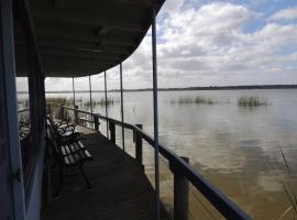 PS Federal Retreat Paddle Steamer Goolwa，位于古尔瓦的酒店