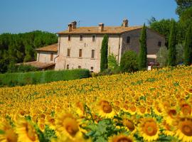 Agriturismo Casale Dei Frontini，位于San Terenziano的带泳池的酒店