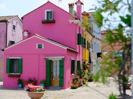 Night Galleria holiday home - bed & art in Burano - the pink house，位于布拉诺岛的度假屋
