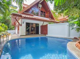 Traditional Thai Villa Nikkie in Tropical Nature, 4BR & Pool, near Rawai Beach，位于奈汉海滩的酒店