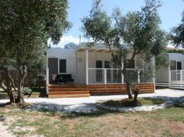 Mobile Homes Katinka, Starigrad Paklenica, Croatia，位于斯塔利格拉德-帕克利尼卡的豪华帐篷营地