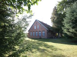 Mazurski dworek przy Jeziorze，位于Dworackie的酒店