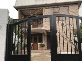 Lela's Guest house，位于巴统的酒店