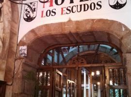 Hotel Los Escudos，位于帕茨库卡罗的酒店