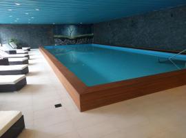 Holiday accommodation - swimming pool available，位于达沃斯的度假村