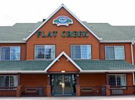 Flat Creek Lodge，位于海沃德国家淡水钓名人堂附近的酒店