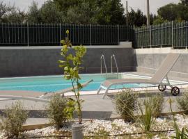 Villa con piscina in campagna，位于皮斯蒂奇的酒店