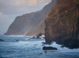 CASAS MARE , Ponta Delgada, Madeira，位于蓬塔德尔加达的酒店