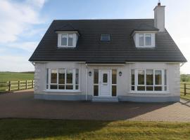 THISTLEDOWN - Ballina - Crossmolina - County Mayo - Sleeps 8 - Sister property to Inglewood，位于巴利纳的酒店