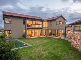 Modern spacious home in heart of Cape Winelands，位于西萨默塞特艾肯达尔酒庄附近的酒店