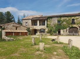 Le relais magique des sorciers et ses énigmes，位于Servas的酒店