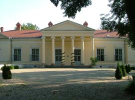 Fenyőharaszt Kastélyszálló，位于Verseg的酒店