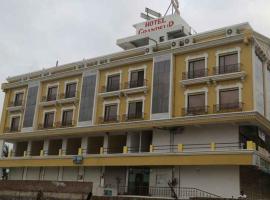 Hotel Grandeur，位于Valsad的酒店