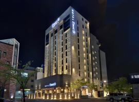 东方9号酒店，位于江陵市江陵冰壶中心附近的酒店