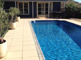 Amazing Views Pet Friendly Bed and Breakfast，位于亚斯的酒店