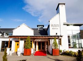 拉莫酒店&乡村俱乐部，位于Castlereagh的带泳池的酒店