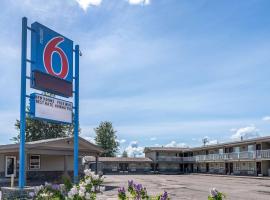 Motel 6-Fort Nelson, BC，位于纳尔逊堡的酒店