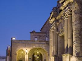 普拉森西亚旅馆，位于普拉森西亚的带泳池的酒店