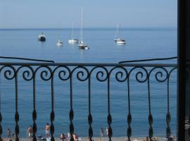 the sea at .. house，位于卡莫利的酒店