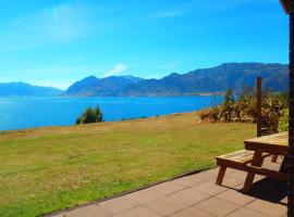 Lakefront Bellevue Lake Hawea Wanaka，位于哈威亚湖的乡村别墅