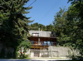 SZARVASKŐ NYARALÓ/ DEER ROCK COTTAGE，位于艾斯特根的度假屋