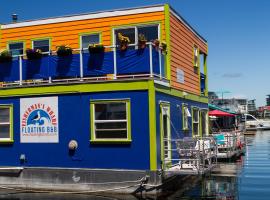 A Float Home B&B in Fisherman’s Wharf，位于维多利亚渔人码头附近的酒店