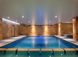 访问不列颠3星银奖滨海酒店，位于纽基的带按摩浴缸的酒店