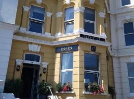 威尔明顿广场17号旅馆，位于伊斯特布恩Eastbourne Lifeboat Museum附近的酒店