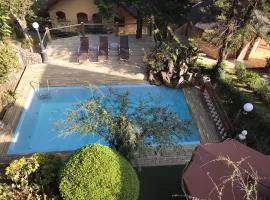 Hospedagem Casadalee chalé com piscina privativa aquecida e Apartamento sem piscina