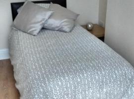 Derwent Street Apartment 1 - 3 Bed Self Catering Apartment - Self Contained - 1 Double & 2 Single Rooms，位于沃金顿的酒店