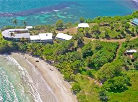 Two Bays Beach Villa Apartment and Studios，位于Lower La Tante的酒店