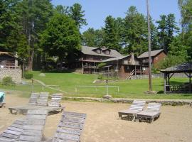 Alpine Village Resort，位于乔治湖的酒店