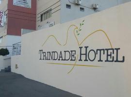 Trindade Hotel，位于特林达迪的带停车场的酒店