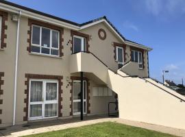 Kilkee Holiday Homes (GF - Sleeps 5)，位于基尔基的酒店