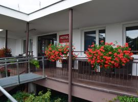 Hotel Poświętne，位于普翁斯克的酒店