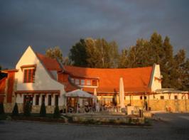 Balatonfői Yacht Club Hotel，位于巴拉顿凯奈谢的酒店