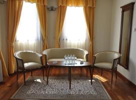 尼姆罗德生态餐厅&酒店，位于Karcag的酒店