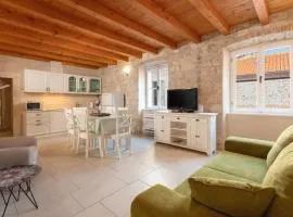 Villa Mama - Traditional Apartments in Omis, free parking