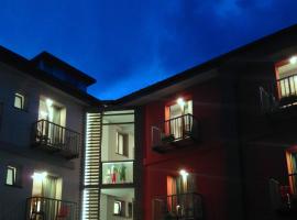 Bed & Rooms , Apartments Corte Rossa，位于蒂拉诺的旅馆