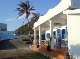 藍白舍，位于盐寮远雄海洋公园附近的酒店