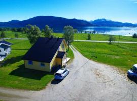 1 Room in The Yellow House, close to Airport & Lofoten