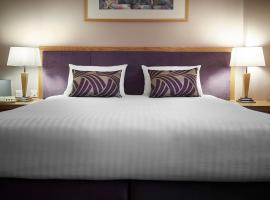 The Suites Hotel & Spa Knowsley - Liverpool by Compass Hospitality，位于诺斯利的带泳池的酒店