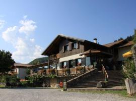 Al Fogolar，位于Villa Santina的酒店