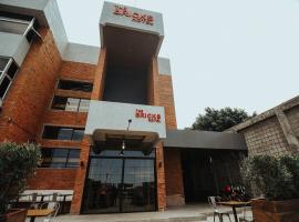 砖头酒店，位于杜马格特西利曼大学附近的酒店