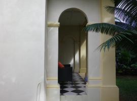 Villa Papaya，位于飞鱼湾The Dales附近的酒店