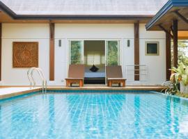 Three Bedroom Oriental Villa Nai Harn，位于奈汉海滩的酒店