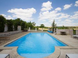 丰特莱尔斯雷莱斯酒店，位于Fontenailles的酒店