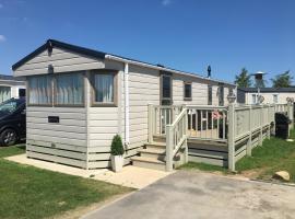 Caravans Tattershall Lakes，位于RAF科宁斯机场 - QCY附近的酒店