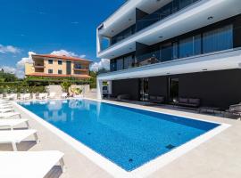 Luxury Apartments Magali 3，位于罗维尼的带泳池的酒店